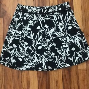 LOFT 4P black and white floral printed skirt